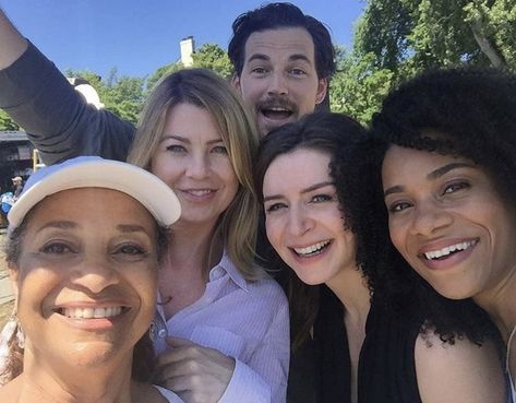 Caterina Scorsone / Ellen Pompeo / Kelly McCreary / Debbie Allen Greys Anatomy Songs, Greys Cast, Kelly Mccreary, Giacomo Gianniotti, Gray's Anatomy, Debbie Allen, Greys Anatomy Funny, Caterina Scorsone, Chasing Cars