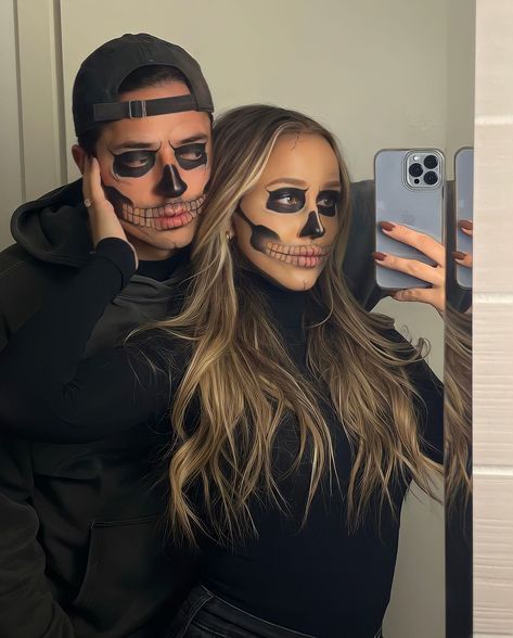 Couple Customers Halloween, Couple Skeleton Costume, Couples Halloween Makeup, Halloween Customer, Halloween Duos, Unique Couple Halloween Costumes, Halloween Parejas, Skeleton Halloween Costume, Creepy Halloween Makeup