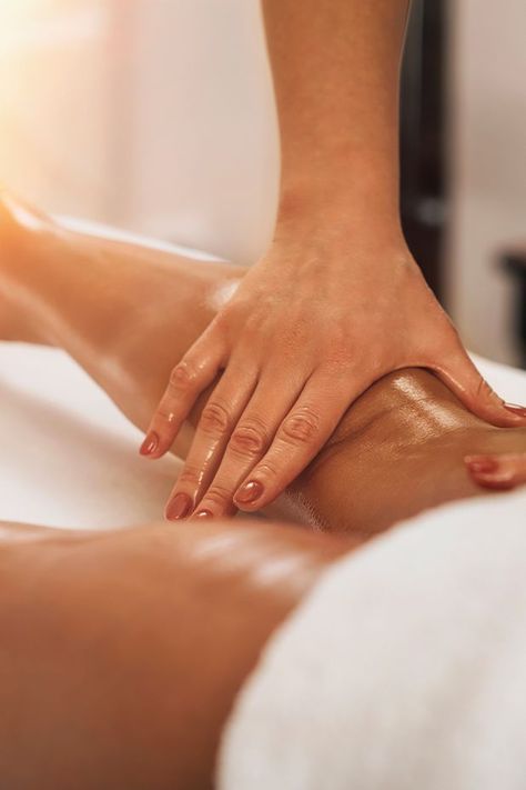 Learn about the benefits of lymphatic massage, the best techniques for boosting circulation, and when are the perfect times to have it done. Massage Room Photoshoot Ideas, Spa Time Instagram Story, Beauty Therapy Aesthetic, Massage Aesthetic Spa, Massage Instagram Story, Spa Promo, Spa Aesthetic, Massage Pictures, Kidney Pain