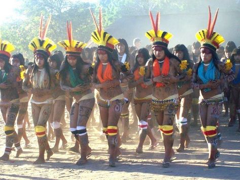 Rainforest Tribes, South American Women, Brazil People, Amazon People, Tribes Of The World, Neon Rave, Amazon Tribe, Indigenous Tribes, African People