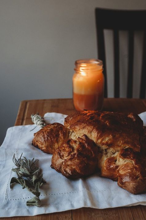 Winter Solstice Bread, Yule Bread Winter Solstice, Yule Dinner Recipes Winter Solstice, Yule Traditions Winter Solstice, Sun Bread Recipe, Yule Bread, Winter Solstice Food, Sabbat Recipes, Mabon Recipes