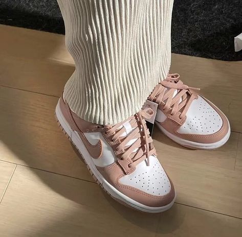 Brown Dunks, Dunk Low Rose, Dunks Outfit, Gymnastics Shoes, All Nike Shoes, Cute Nike Shoes, Cute Sneakers, Cute Nikes, Swag Shoes