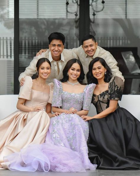 Modern Filipiniana Long Gown, Filipina Prom Dress, Filipiniana Prom Dress, Filipino Prom Dress, Filipiniana Bridesmaid Dresses, Debut Dresses Filipino, Modern Filipiniana Gown Prom, Filipina Debut, Terno Filipiniana