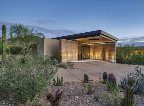 Inside a rammed earth home that celebrates the Arizona desert landscape Desert Modern House, Rammed Earth House, Arizona Design, Desert Project, Modern Desert Home, Modern Concrete House, Desert Architecture, Contemporary Architecture Residential, Green Roof Building