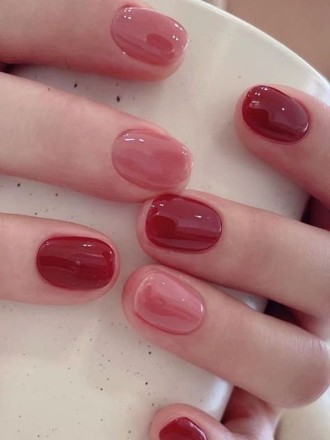 September nail designs: burgundy and pink jelly shades Sapphic Nails, Tato Henna, September Nails, Manikur Kuku, Hello Nails, Hippie Nails, Subtle Nails, Simple Gel Nails, Minimal Nails