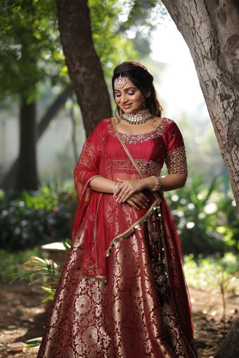 Brocade Lehenga, Maroon Skirt, Zardosi Work, Hairstyles For Layered Hair, Bridal Dress Fashion, South Indian Wedding, Wedding Lehenga, Silk Lehenga, Saree Look