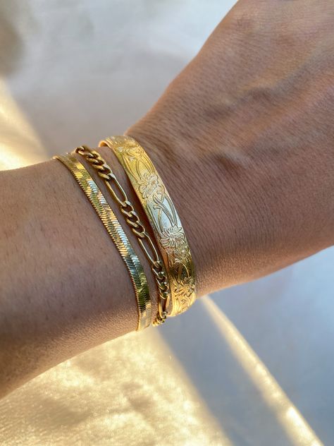 Chunky Bracelets Gold, Cuff Gold Bracelet, Gold Bracelet Layering, Chunky Gold Bracelet Stack, Gold Bracelet Inspiration, Bohemian Gold Jewelry, Gold Bracelet Stack Aesthetic, Gold Bracket Stack, Gold Jewelry Bracelet Stack