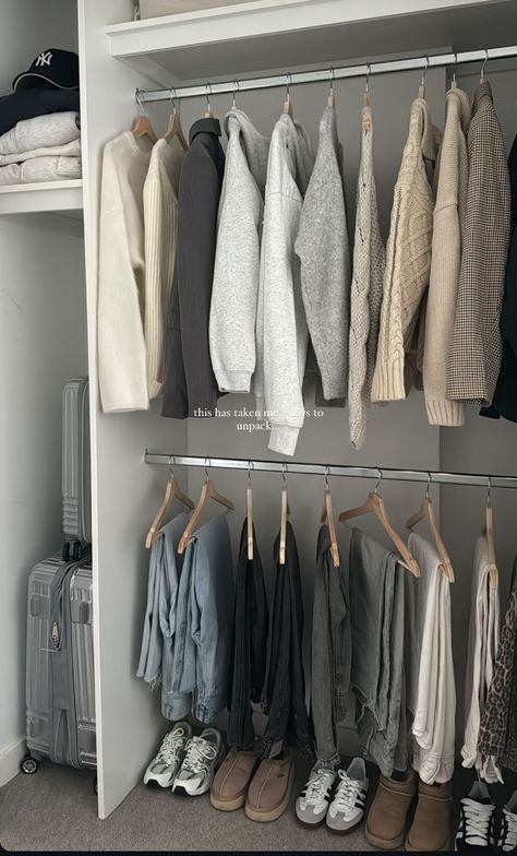 Clean Girl Closet, Outfits Wardrobe, Organization Aesthetic, Aesthetic Wardrobe, Wardrobe Aesthetic, Wardrobe Light, Organized Closet, Tidy Room, Organisation Ideas