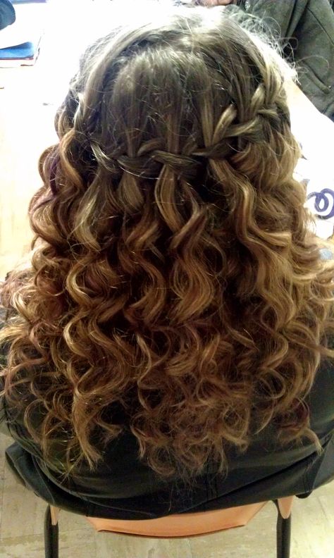 25 Worth Trying Curly Hairstyles with Braids - Haircuts & Hairstyles 2020 Hair Waterfall Braid, Curly Waterfall Braid, Curly Hairstyles With Braids, Braid Curly Hair, Curly Natural Curls, Waterfall Braid Hairstyle, Hairstyles With Braids, Medium Hair Braids, Communion Ideas