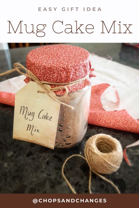 Looking for a quick, easy gift idea? A jar of Mug Cake Mix is a sure winner. Just mix with milk and a tsp of butter, microwave for 2 minutes, and taa daa! Mug Cake Gift Recipe In A Jar, Diy Mug Cake Mix Recipes, Mug Cake Mix In A Jar, Diy Mug Cake, Microwave Cake Mix, Cake Mix In A Jar, Mason Jar Mixes, Microwave Mug Recipes, Muffin In A Mug