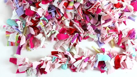 Tinsel Decorating Ideas, Textile Upcycling, Brownies Christmas, Easy Christmas Tree Decorations, Make Your Own Fabric, Reuse Fabric, Easy Christmas Tree, Old Baby Clothes, Christmas Tinsel