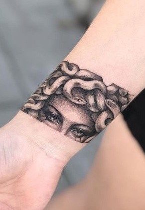 Tattoo Charm Bracelet, Medusa Tattoos, Tatuaje Cover Up, Medusa Tattoo Design, Tattoos Black, Tattoo Meanings, Anklet Tattoos, Forarm Tattoos, Medusa Tattoo