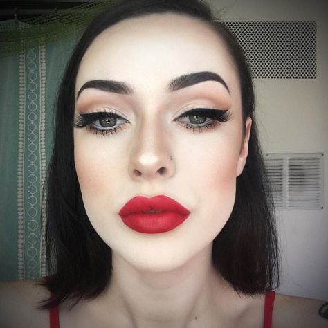 See this Instagram photo by @maddiecarina • 1,289 likes Makeup Looks Cut Crease, Eyeliner Red Lips, Wing Ideas, Classic Makeup Looks, Curl My Hair, Crease Eyeshadow, Pin Curl, Vintage Makeup Looks, Pin Up Makeup