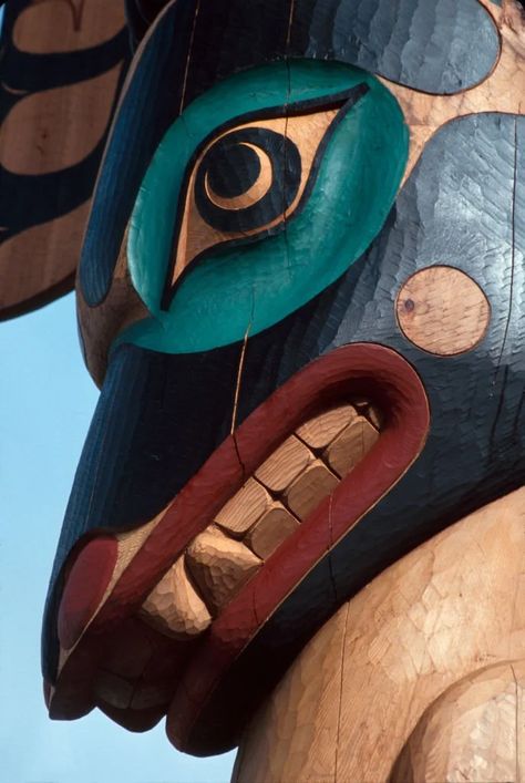 The World's Largest Collection of Standing Totem Poles Keeps Getting Bigger | Travel| Smithsonian Magazine Alaskan Totem Poles, Beaver Teeth, Ketchikan Alaska, Totem Poles, Temperate Rainforest, Modern Tools, Totem Pole, Interesting News, Killer Whales