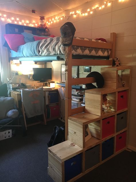 Lofted bed with stair case! Add a pool noodle to the side frame so you don’t hit your head on the metal frame. Use the side posts for hats and long necklaces! #dormroomdecor #dormroom #loftedbed #dormroomorginization #collegehacks College Dorm Room Ideas With Lofted Beds, Under Dorm Bed Hangout, College Loft Bed Ideas, Loft Bed Ideas Dorm, Lofted Dorm Room Ideas, Gcu Dorm, Lofted Bed Dorm Room Ideas, Triple Dorm, College Loft Beds