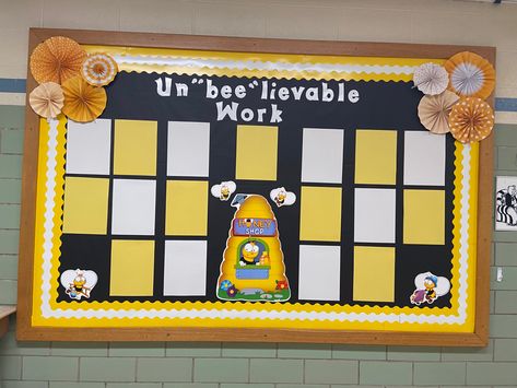 Bee themed classroom Honeybee Classroom Theme, Honeycomb Classroom, Beehive Classroom Theme, Bee Hive Classroom Theme, Bee Bulletin Board Ideas, Beehive Classroom, Bee Classroom Theme, Beehive Ideas, Bee Themes