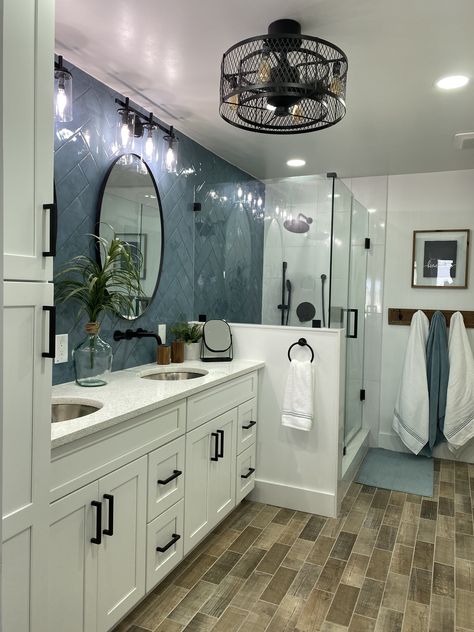 Blue Aesthetic Bathroom Ideas, Hgtv Bathroom Ideas, Lakehouse Bathroom Ideas, Lakehouse Aesthetic, Lake House Bathroom Ideas, Pool Bathroom Ideas, Lakehouse Bathroom, Lake Condo, Bathroom Downstairs