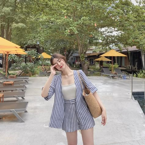 Outfit Ke Pantai Korea, Ootd Ke Pantai Casual, Outfit Pantai Korea, Conservative Beach Outfit, Vietnam Ootd, Korean Beach Outfit, Outfit Bali, Bali Fits, Twin Outfit