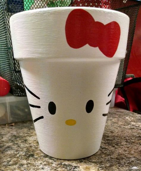 Hello kitty flower pot Hello Kitty Plant, Creative Birthday Party Ideas, Kitty Crafts, Terra Cotta Pot Crafts Diy, Hello Kitty Birthday Party, Diy Pottery Painting, Terra Cotta Pot, Hello Kitty Crafts, Flower Pot Design