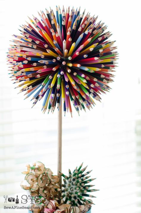 Colored Pencil Craft - flower made of colored pencils and planted in a paint bucket Pencil Craft, Art Themed Party, Pencil Crafts, Unique Garden Art, Afrique Art, Paint Buckets, Easy Easter Decorations, Ideas For Easter Decorations, Easter Decorations Kids