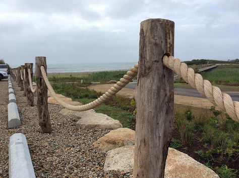 Rope Railing Outdoor, Post And Rope Fence Ideas, Beach Rope Fence, Rope Fences Ideas, Post And Rope Fence, Rope Fence Ideas, Patio Balustrade Ideas, Log Fence, Rope Fence