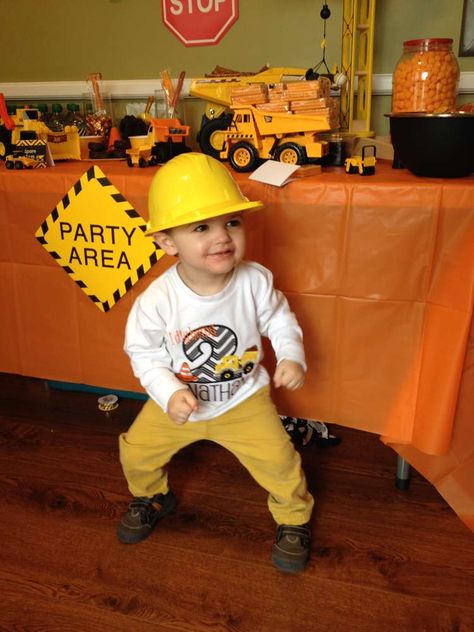 Boys Construction Party! | CatchMyParty.com Construction Zone Birthday Party, 3rd Birthday Pictures, Construction Birthday Party Ideas, Construction Birthday Cake, Digger Birthday, Construction Theme Birthday Party, 2nd Birthday Party For Boys, Transportation Birthday, Construction Theme Party