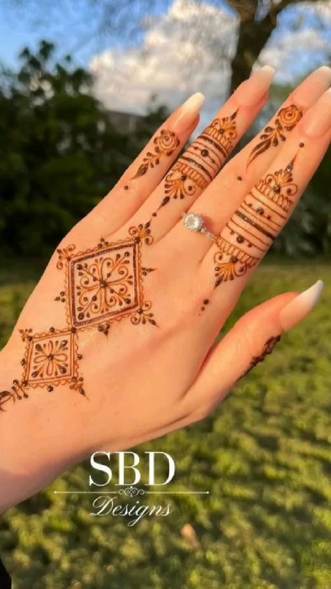 #BEAUTY, #RELATIONSHIPS #Fashion #Animals #Outfits #Winter Outfits #Animals Henna Square Designs, Moroccan Henna Designs Simple, Square Mehendi Design, Square Henna Design, Square Mehndi Designs, Moroccan Henna Designs, Henne Tattoo, Moroccan Henna, Cute Henna Designs