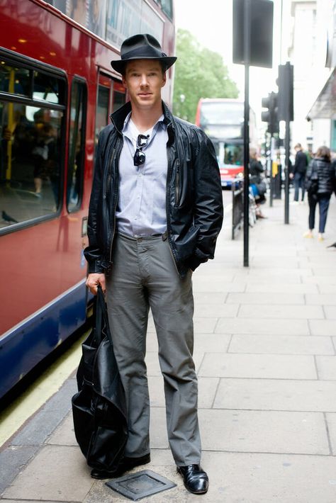 Benedict Cumberbatch has a great aesthetic and is pretty easy to mimic. Dress up, embrace layers, keep the color palette muted, wear classic pieces with modern cuts, hat, scarf, black and white ties, and buy classic brands. Benedict Sherlock, Benedict And Martin, Mrs Hudson, Sherlock 3, Benedict Cumberbatch Sherlock, Teddy Boys, 221b Baker Street, British Men, Johnlock