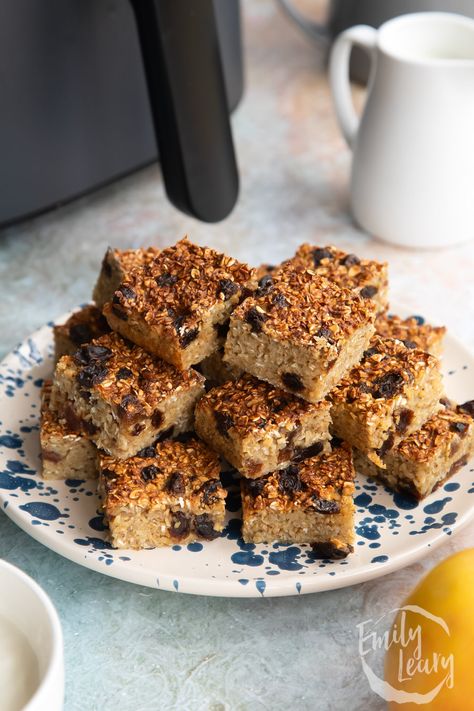 Air Fryer Baked Oats Baked Oats Air Fryer, Air Fryer Baked Oats, Low Fat Breakfast, Oatmeal Squares, Baked Oats, Breakfast On The Go, Gluten Free Oats, Oats Recipes, Baking Tins