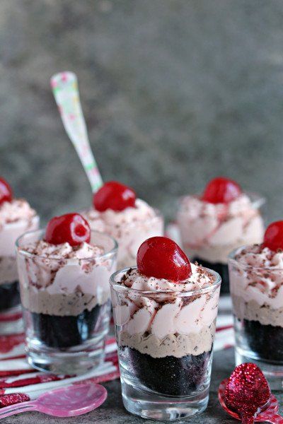 No Bake Cherry chocolate  Cheesecake Cherry And Chocolate, Cherry Cheesecake Recipe, No Bake Cherry Cheesecake, Chocolate Chip Cheesecake, Small Glasses, Cherry Cheesecake, Pure Happiness, Mini Cheesecakes, Köstliche Desserts