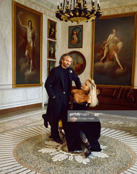 News Photo : Italian fashion designer Gianni Versace with his... Donatella Versace Aesthetic, Donatella Versace 90s, Evelyn Hofer, Versace Miami, Gianni And Donatella Versace, Versace Donatella, Palazzo Versace, Versace Mansion, Versace 90s