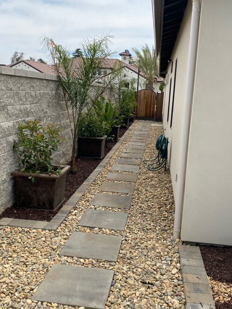 Rock Side Yard Ideas, Gravel Landscaping Around House Backyard, Backyard Side Yard Ideas, Backyard Landscaping Designs On A Budget, Walkway Pavers Ideas, Walk Path Ideas, Modern Walkway, Walkway Design Ideas, Arizona Backyard Landscaping