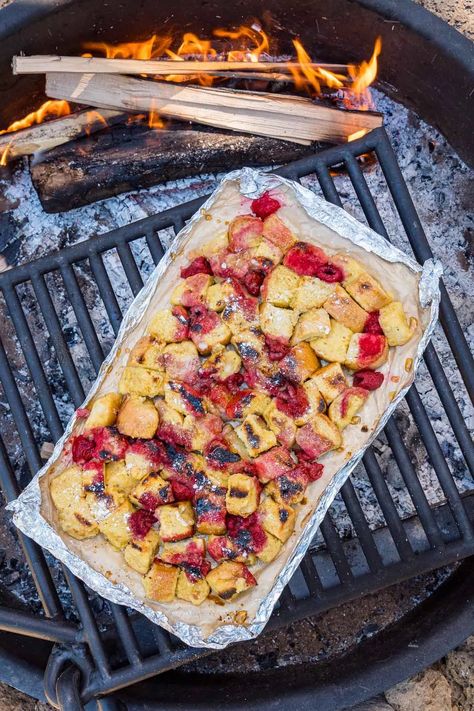 This foil packet French Toast is a great camping breakfast! Easily scaled to the size of your group, it's super easy to make and can be cooked over the campfire or a propane grill. Oven French Toast, Dutch Oven Camping, Camping Breakfast, Cooking Design, Foil Packet, Fruit Cobbler, Rocket Stove, Dutch Oven Cooking, Cast Iron Recipes