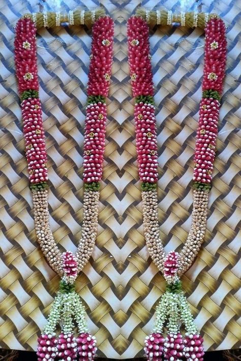 Garland Wedding Indian Muhurtham, Pelli Dandalu For Engagement, Simple Wedding Garland, Flowers Mala For Wedding, Engagement Garlands Indian Simple, Maalai Designs For Reception, Engagement Flower Mala, Muhurtham Malai Design, Pelli Dandalu For Marriage