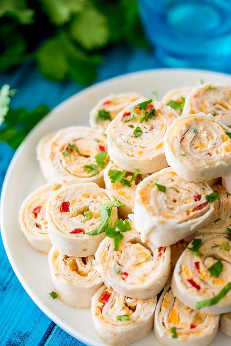 Potluck Dishes For Work, Cold Potluck Dishes, Mexican Pinwheels, Vegetarian Picnic, Taco Pinwheels, Vegetarian Wraps, Vegetarian Party Food, Vegetarian Snack, Easy Potluck