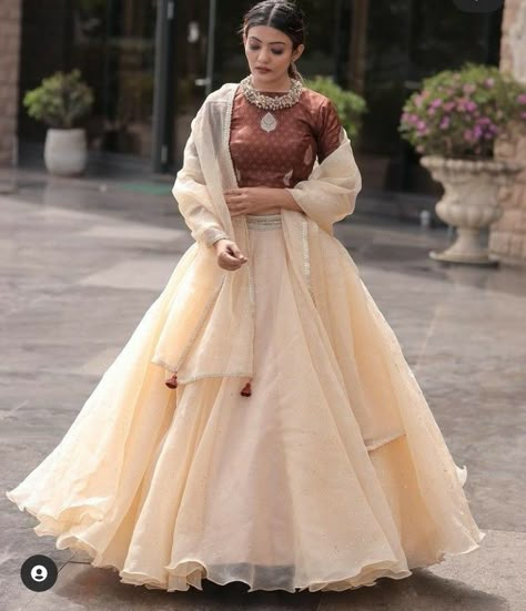 Plain Lehenga, White Cotton Maxi Dress, Lehenga Outfits, Chania Choli, Stylish Lehenga, Haldi Look, Maroon Lehenga, Onam Outfits, Kalamkari Dresses