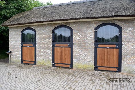 Stable Doors, Horse Barn Designs, Dream Stables, Horse Shelter, Stable Door, Equestrian Facilities, Stables Design, Casas Coloniales, Barn Design