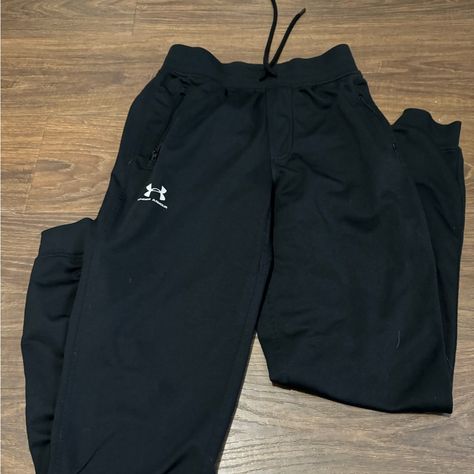 Under Armor Joggers Never Worn Under Armor Outfit, Armor Aesthetic, Under Armour Sweatpants, Sweatpants Outfit, Aesthetic Clothing, School Fits, Black Joggers, Under Armour Pants, Under Armor