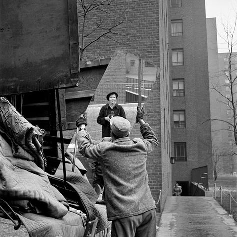 40 Amazing and Creative Self-Portraits by Vivian Maier ~ vintage everyday Vivian Maier Street Photographer, Vivian Mayer, Francesca Woodman, Diane Arbus, Cindy Sherman, Robert Doisneau, New York Vintage, Henri Cartier Bresson, Vivian Maier