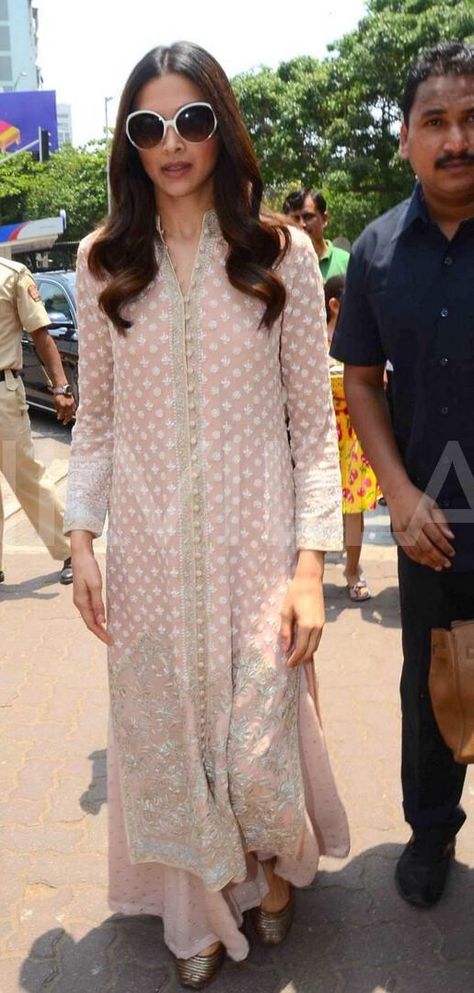 Deepika - love the outfit! Chickenkari Suits, Party Wear Salwar Suits, Kameez Style, Designer Palazzo, Pakistani Shalwar, Punjabi Salwar, Kameez Designs, Kalki Fashion, Pakistani Salwar