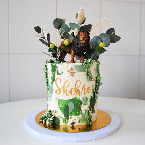 Layers by Laura on Instagram: “Jungle vibes 🦁 🌿 • #junglecake #junglethemecake #junglethemeparty #junglebirthday #lioncake #caketopper #greencake #birthdaycake…”