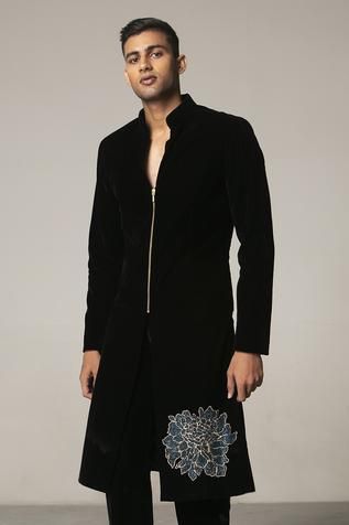 Velvet Kurta Designs, Velvet Sherwani, Panjabi Design, Sf Fashion, Kurta Designs Men's, Black Sherwani, Indian Wedding Clothes For Men, Embroidery Kurta, Wedding Kurta For Men