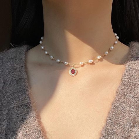 Chain choker with pearls with red zircon pendant Trendy Beads Necklace, Small Pearl Necklace Indian, Pearl Necklace With Pendant, Pearl Chain With Pendant, Gold And Red Jewelry, Pearl Jewelry Necklace Indian, Elegant Red Necklace, Choker With Pearls, Red Pearl Necklace