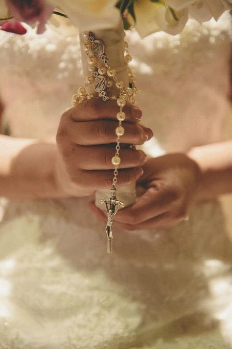 I would totally do this with my pearl beaded rosary!!! Wedding Rosary, Altar Arrangement, Beaded Rosary, Wedding Bouquets Bride, Catholic Wedding, Wedding Vision, Bouquet Ideas, Wedding Crafts, Church Wedding