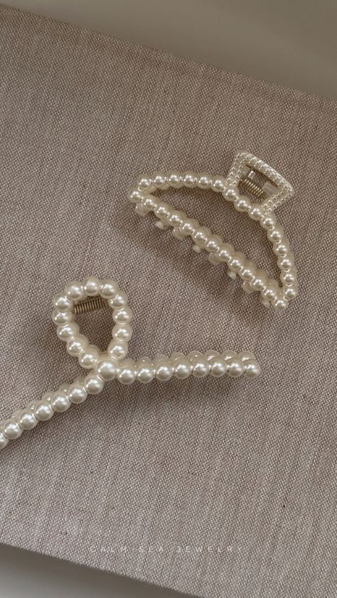 Aesthetic & Minimalist hair claw clips Hair Accessories Claw Clips, Pearl Hair Claw Clip, Trending Hair Clips, Claw Clips Cute, Cute Hair Claw Clips, Cool Hair Clips, Cute Clips For Hair, Hair Assesories Aesthetic, Cute Hair Accessories Aesthetic