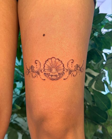 Dainty pearl thigh band for Vysnavi 🫧 Thigh Tattoos Above Knee, Dainty Thigh Tattoo, Flower Garter Tattoo, Pearl Tattoo Ideas, Discrete Tattoos, Flower Band Tattoo, Tattoos On Thigh, Discrete Tattoo, Thigh Garter Tattoo