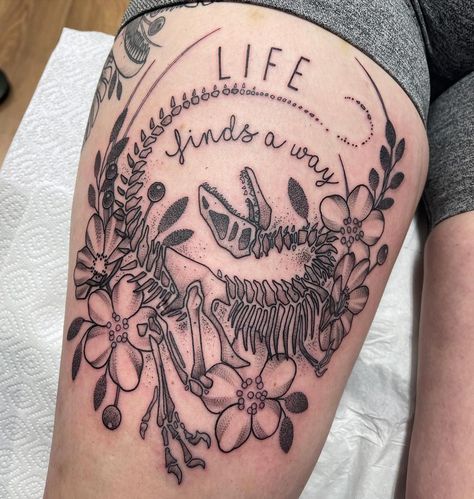 Nicole Reid on Instagram: “Life finds a way 🌿 Stippled Jurassic park piece for the lovely Lauren! And a snap of her healed Dino skulls from a few months back! 🦖…” Amber Tattoo, Jurassic Park Tattoo, Dinosaur Skeletons, Dinosaur Tattoo, Dinosaur Tattoos, Theme Tattoo, Leg Tattoo Men, Badass Tattoos, 1 Tattoo