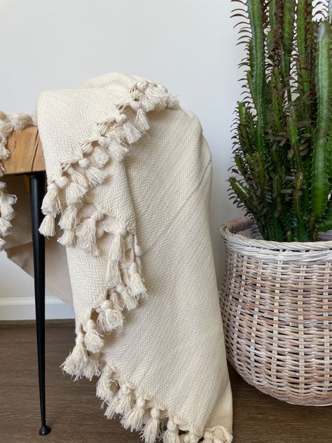 This Cozy Soft Unbleached Throw is a totally delightful addition to any home searching for a perfect combination of style and comfort. Its quality cotton fabric is both gentle and eco-friendly, with natural hues that fit in with any home decor Summer Throw Blanket, Herringbone Throw Blanket, Natural Bedroom Decor, Natural Bedroom, Herringbone Blanket, Cream Throw, Turkish Textiles, Handwoven Throw, Herringbone Throw