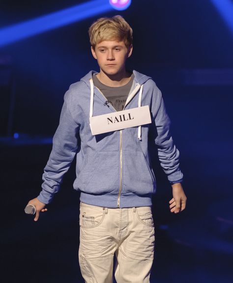 The time they spelled Niall's name wrong and he looked like a tiny, broken doll. One Direction Fotos, Four One Direction, Niall Horan Baby, Gambar One Direction, Broken Doll, Iconic Moments, One Direction Photos, Irish Princess, Irish Boys