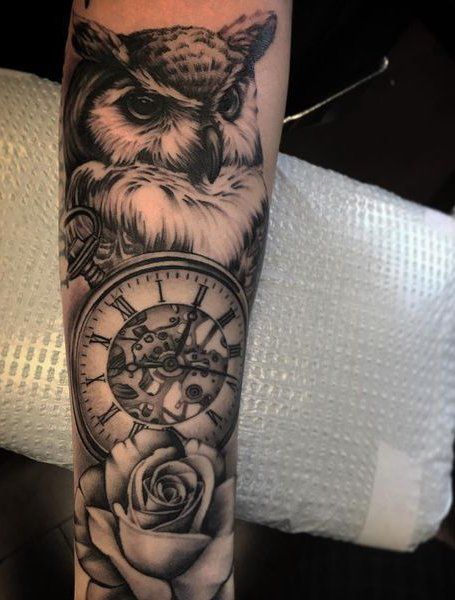 25 Symbolic Owl Tattoos for Men in 2020 - The Trend Spotter Owl Clock Tattoo, Tato Jam, Mens Owl Tattoo, Clock Tattoo Sleeve, Realistic Owl Tattoo, Clock And Rose Tattoo, Owl Tattoo Sleeve, Tattoo Homme, Owl Clock